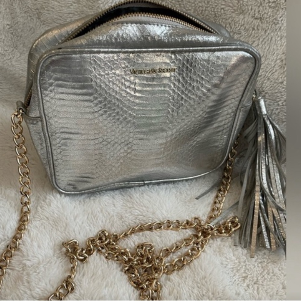 Victoria’s Secret fashion, silver metallic Crossbody bag purse ❤️​​​